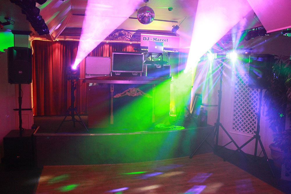 Lichteffekte und Nebeldunst - schaffen eine einzigartige Atmosphäre Lichteffekte und Nebeldunst - schaffen eine einzigartige Atmosphaere - DJ Bremen